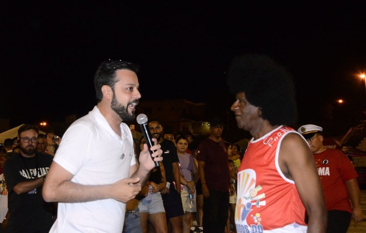 Davi presta homenagem a Carlinhos Olegário (Foto Gislaine Mathias)