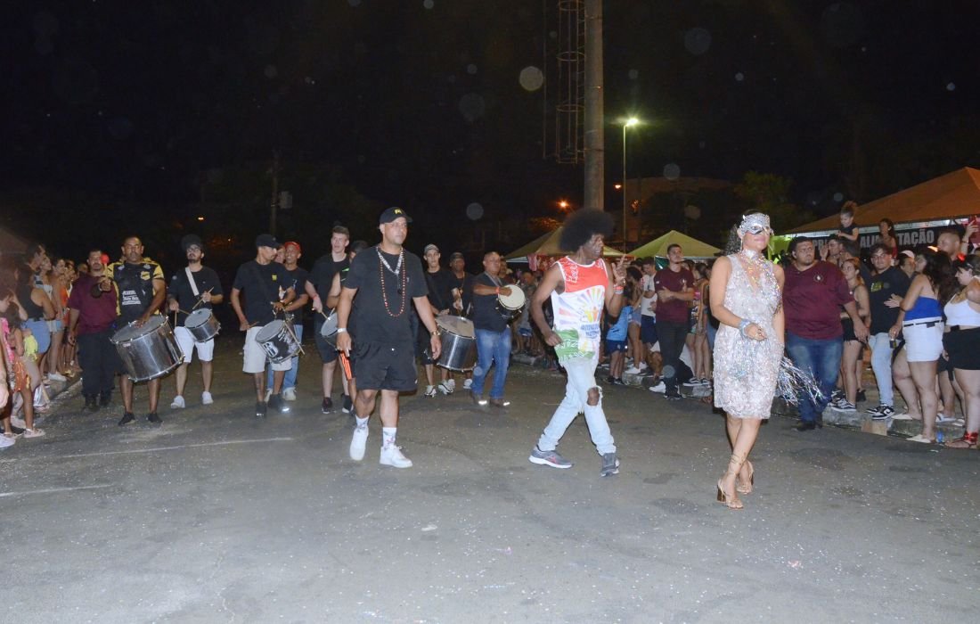 Bateria abriu o desfile de blocos e foi batizada com o nome Patada da Onça (Fotos Gislaine Mathias)