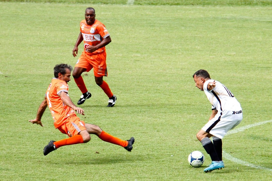 A bola rola no campo do Centro de Lazer no domingo (Foto arquivo)
