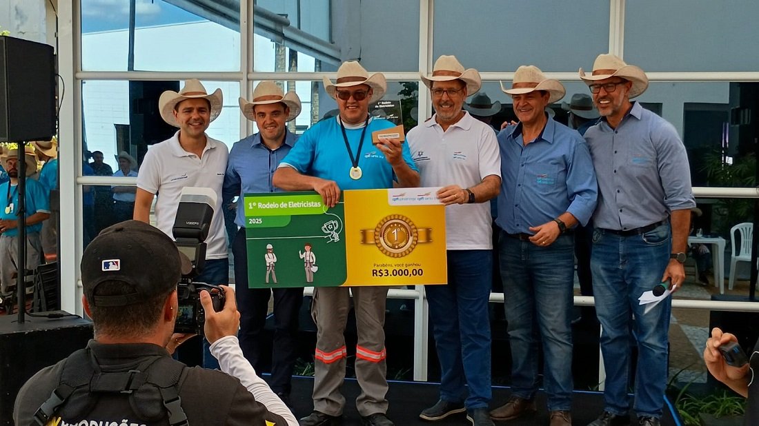 Eduardo, da CPFL Santa Cruz, vencedor junto com diretor-presidente e demais representantes da empresa (Foto divulgao) 