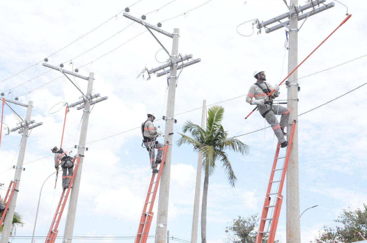 Eletricistas mostram habilidade e rapidez para realizao das tarefas, com segurana (Foto Gislaine Mathias)