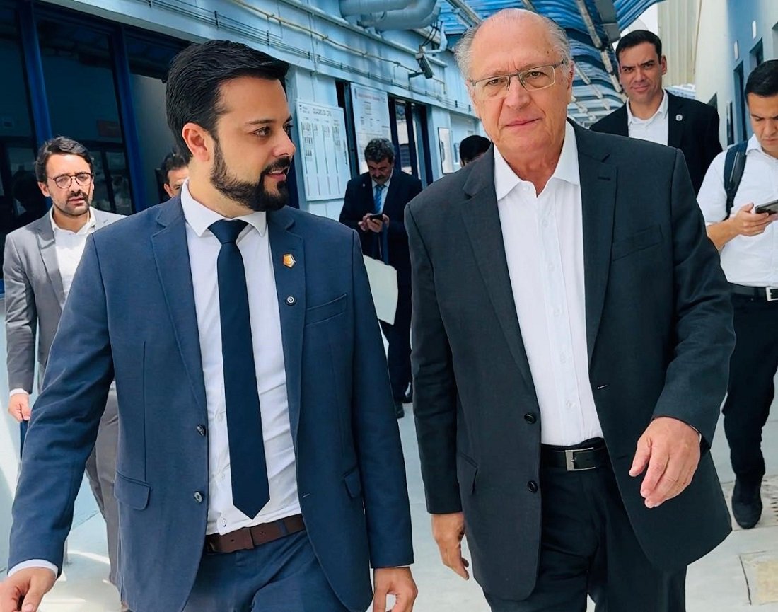 Prefeito Davi e o presidente interino Alckmin na Fresenius em Jaguarina (Foto divulgao) 