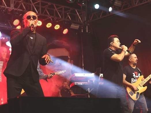 Rick e Renner cantam no aniversário de Amparo