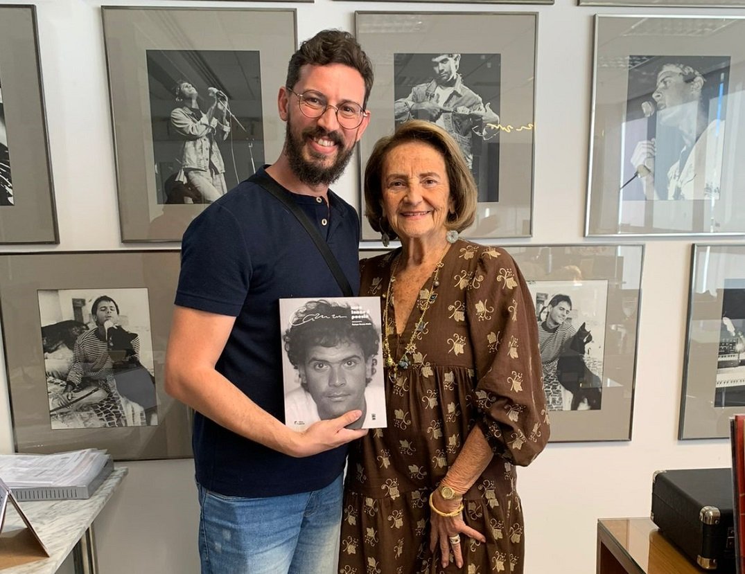 Diretor e produtor Vitor junto com Lucinha Arajo, me de Cazuza (Foto divulgao)