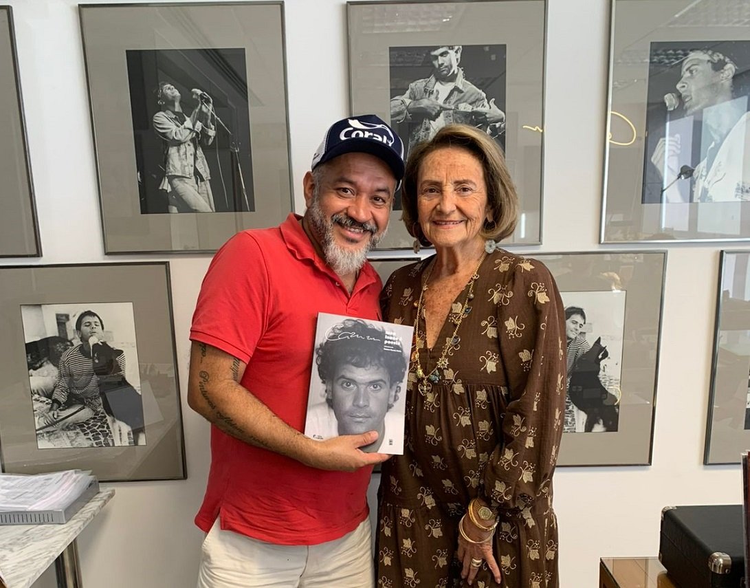 Artista Ever recebe um livro de Lucinha Arajo (Foto divulgao)