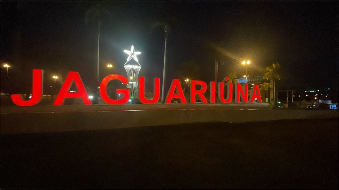 Em homenagem a campanha, o letreiro no portal de entrada de Jaguariúna está com a cor em vermelho (Foto divulgação)