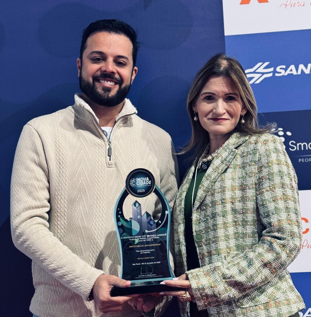 Prefeito Davi e a secretária Karina durante a premiação (Foto Raphael Luna)