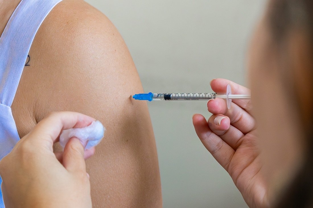 Vacina contra a gripe para evitar casos graves da doença (Foto Diego Monarin)