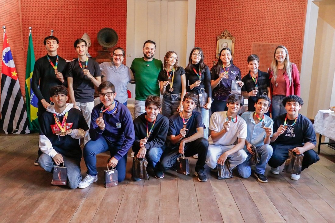 Alunos destaques da Olímpiada são recebidos pelo prefeito Davi (Foto Diego Monarin)