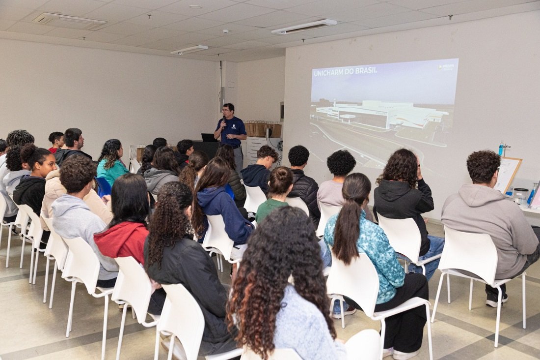 Alunos durante palestra na empresa (Foto Diego Monarin)
