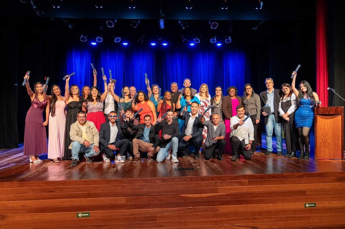 Alunos participam de formatura no Teatro (Foto Diego Monarin)
