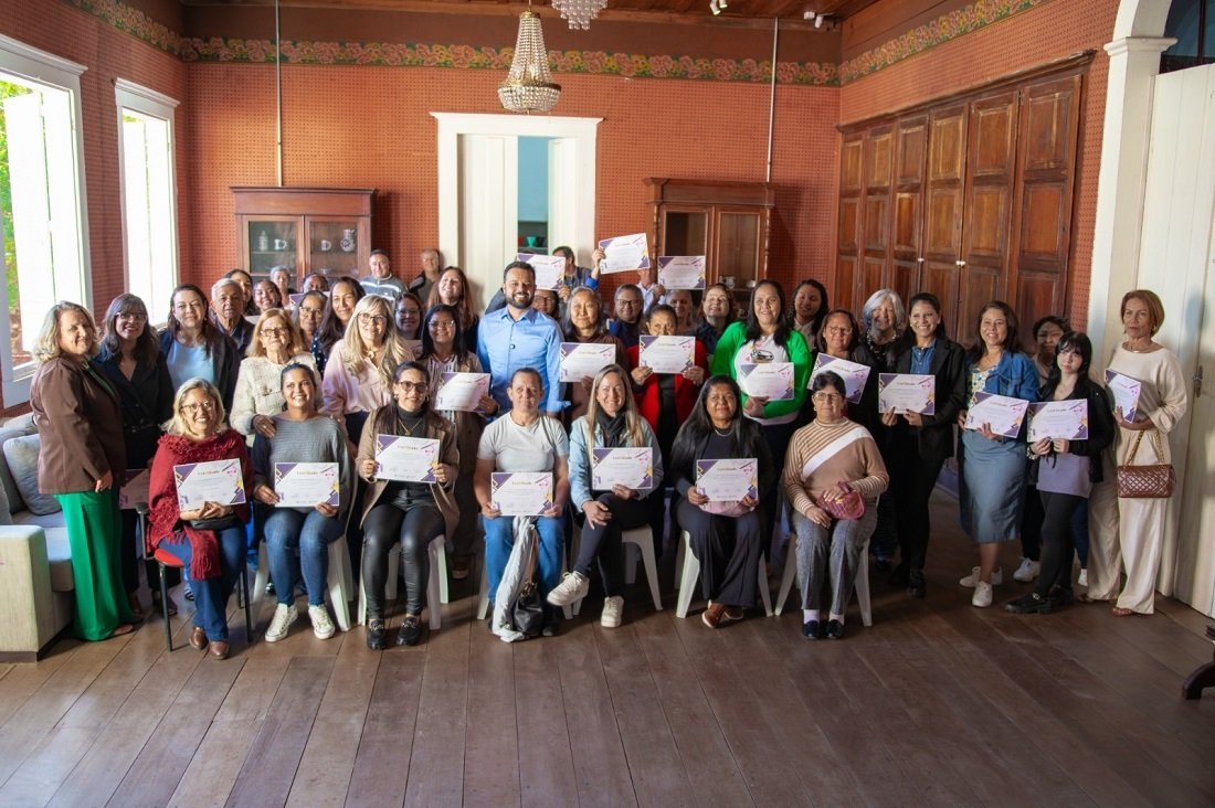 Alunas recebem certificados na Fazenda da Barra (foto Diego Monarin)