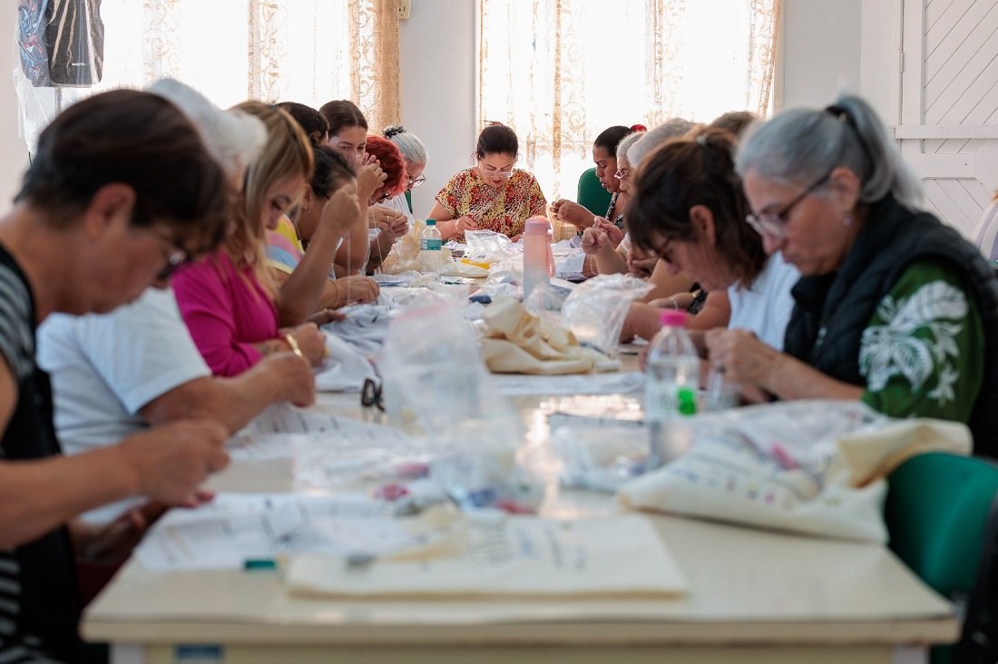 iniciativa oferece formao gratuita em bordado com pedrarias para 100 mulheres (Foto divulgao)