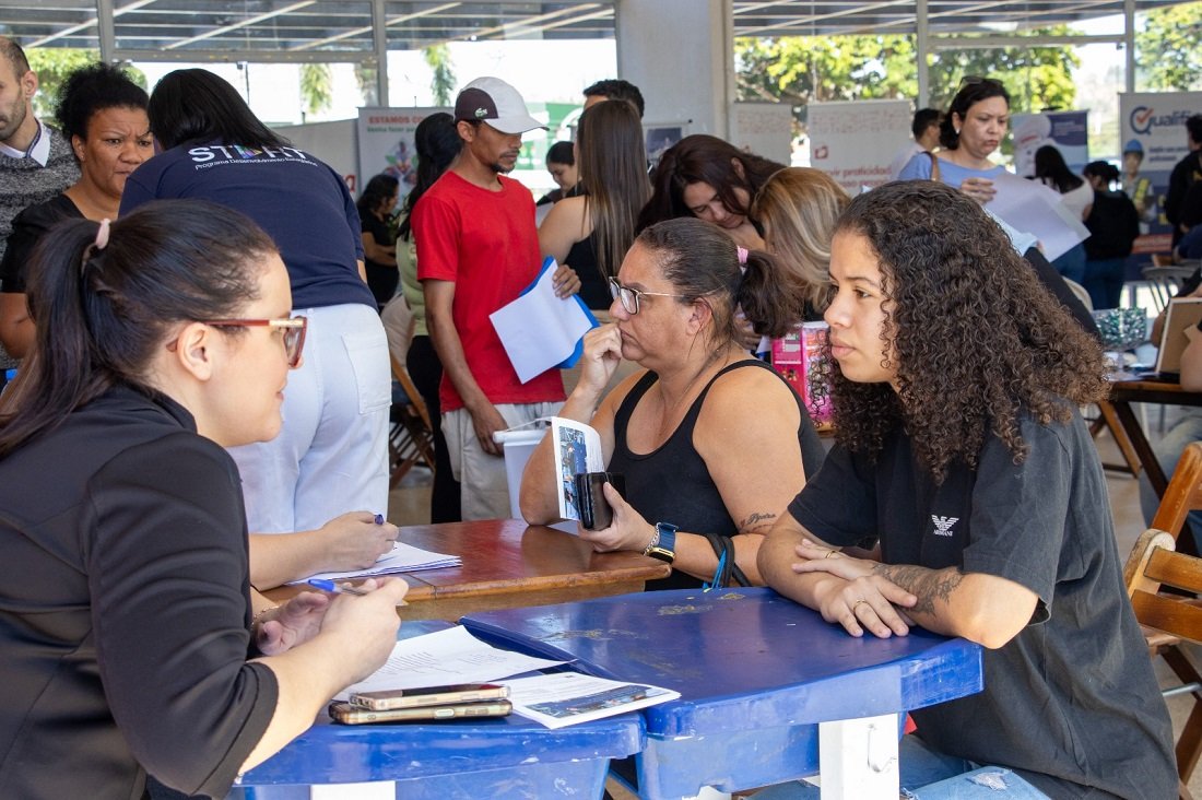 Feirão mobiliza jovens em busca de emprego