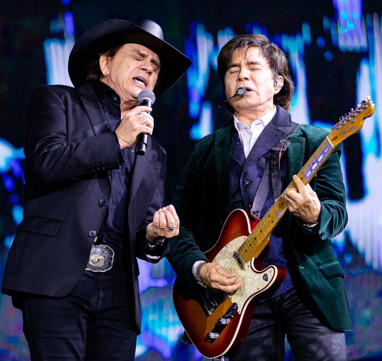 Chitozinho e Xoror cantam na abertura do rodeio (Foto Time de Foto)