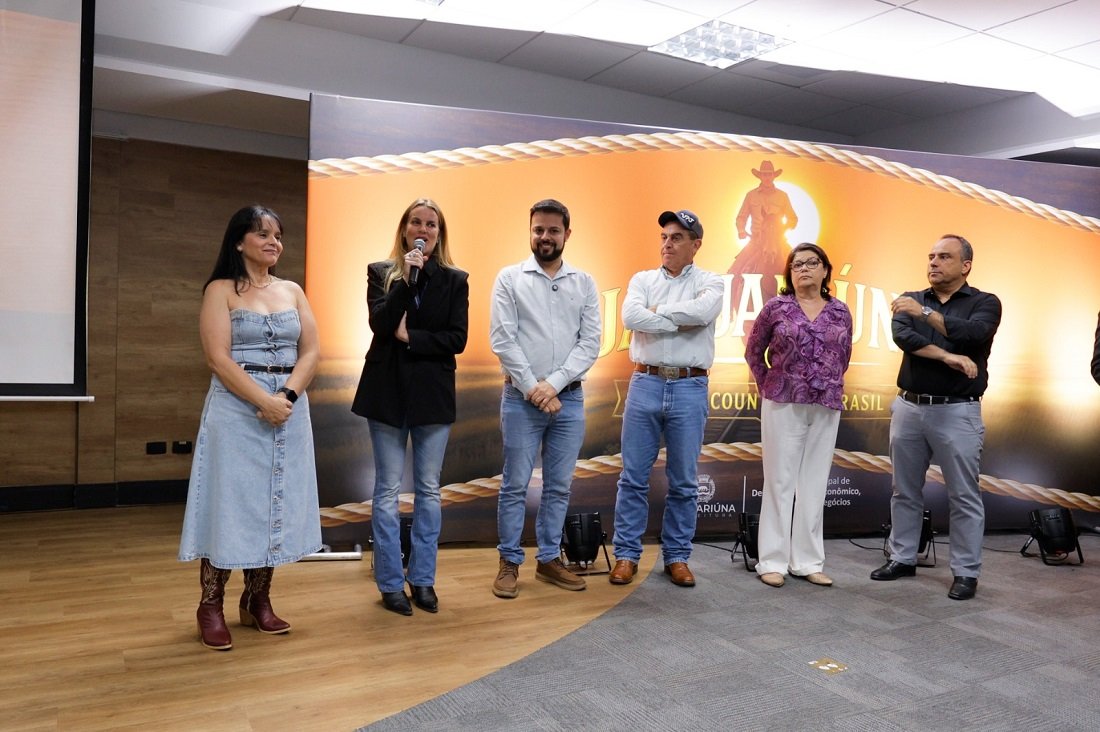 Prefeito Davi Neto e demais autoridades no lanamento do do Guia Turstico de Jaguarina e do novo slogan (Foto Diego Monarin)