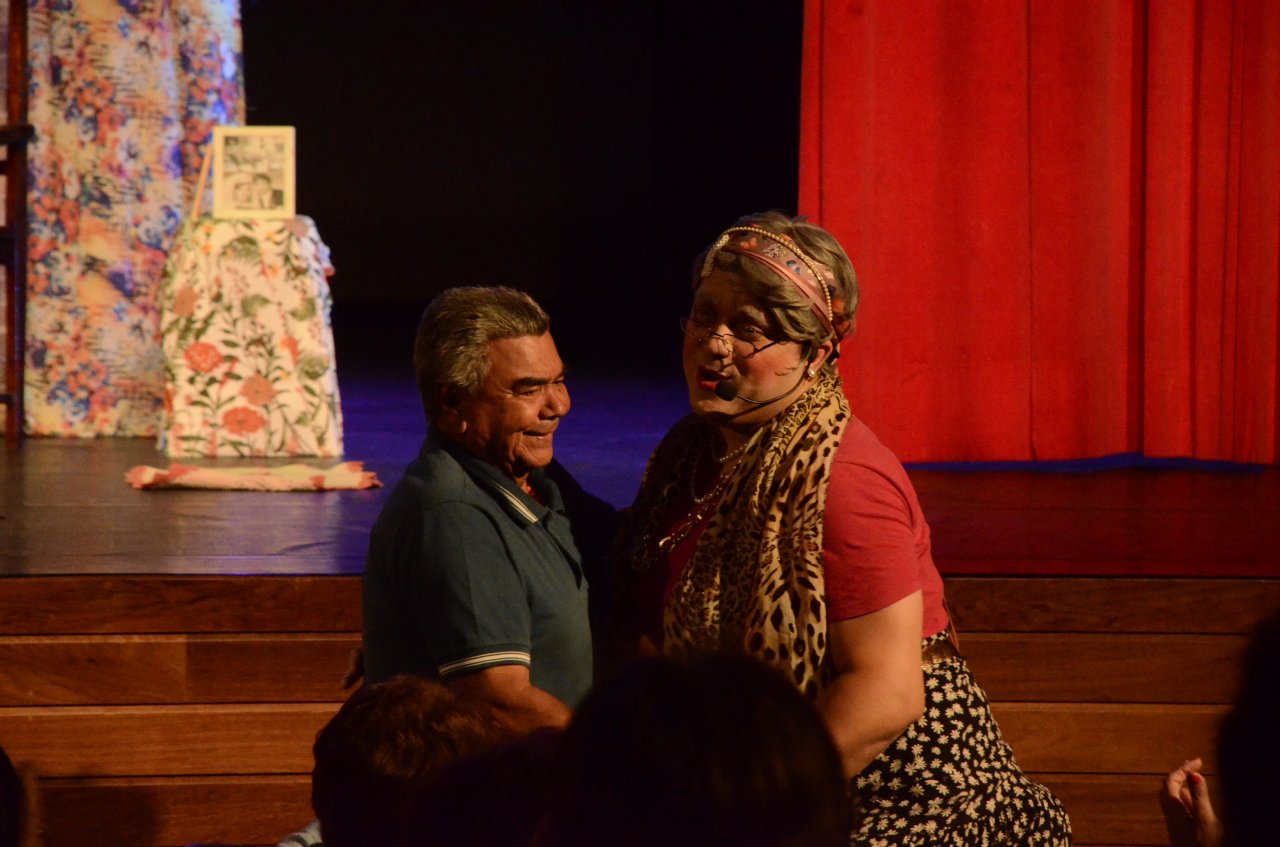 Musico interage com personagem (Foto Gislaine Mathias)