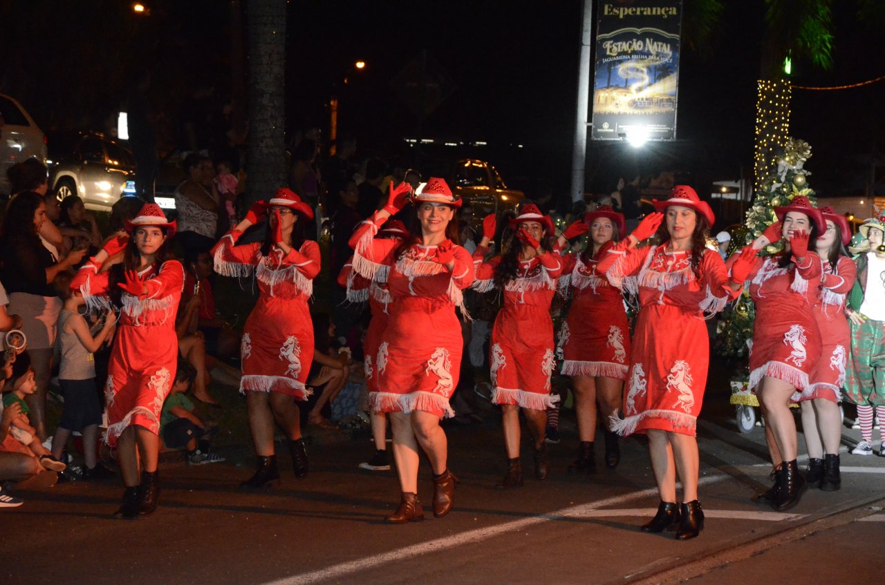 Parada de Natal integrou a programao de abertura do Natal (Foto Gislaine Mathias)