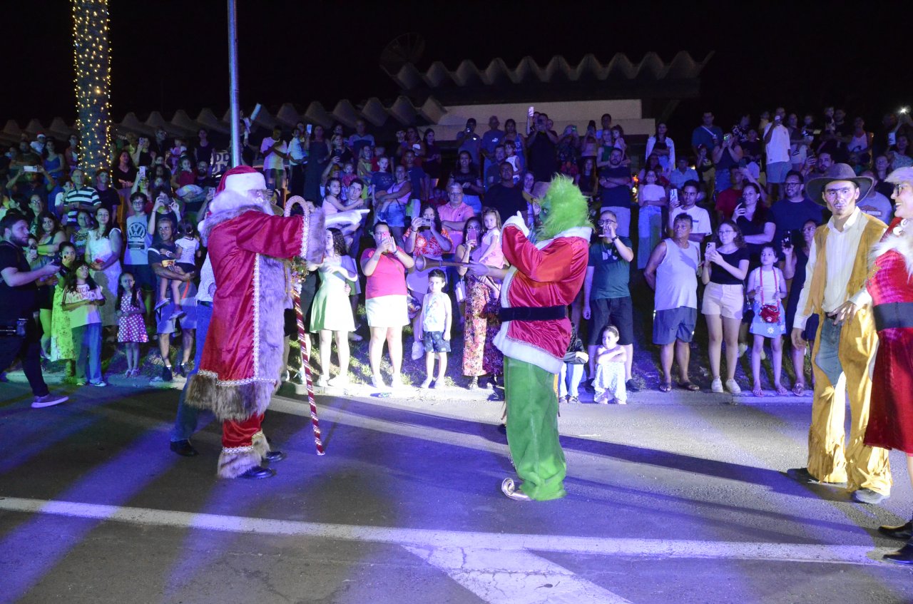 Papai Noel e Grinch durante encenao durante a Parada de Natal (Foto Gislaine Mathias)