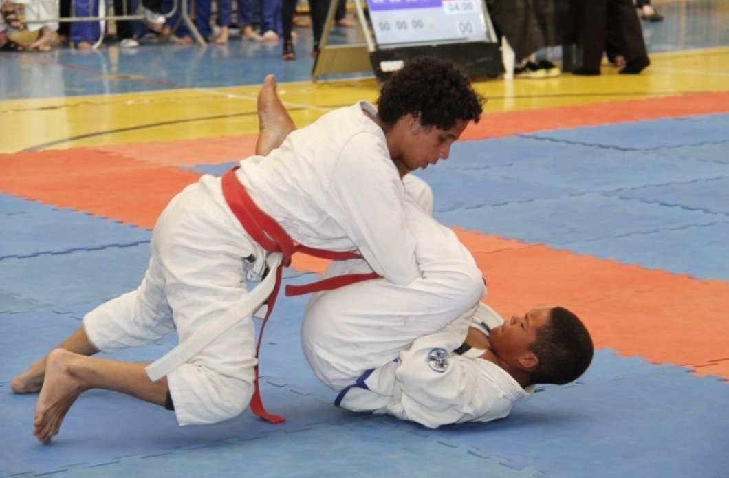 ), o programa tem como objetivo apoiar atletas, paratletas, atletas-guia e equipes 