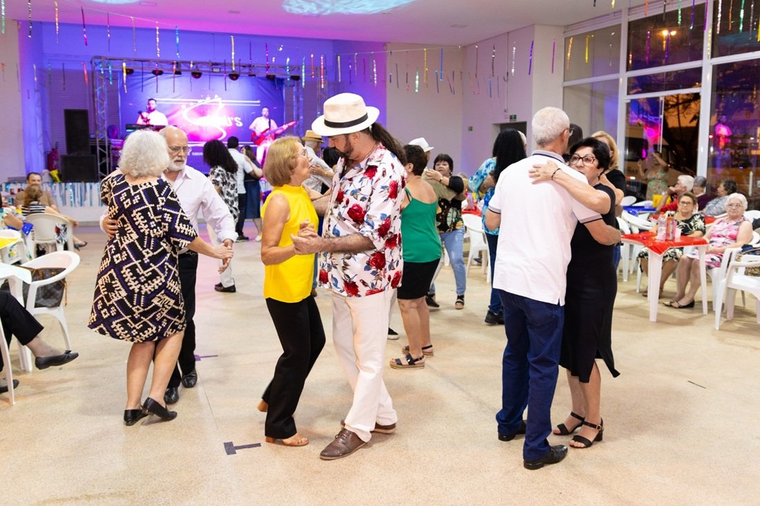 Baile acontece em ritmo de carnaval (foto Diego Monarin)