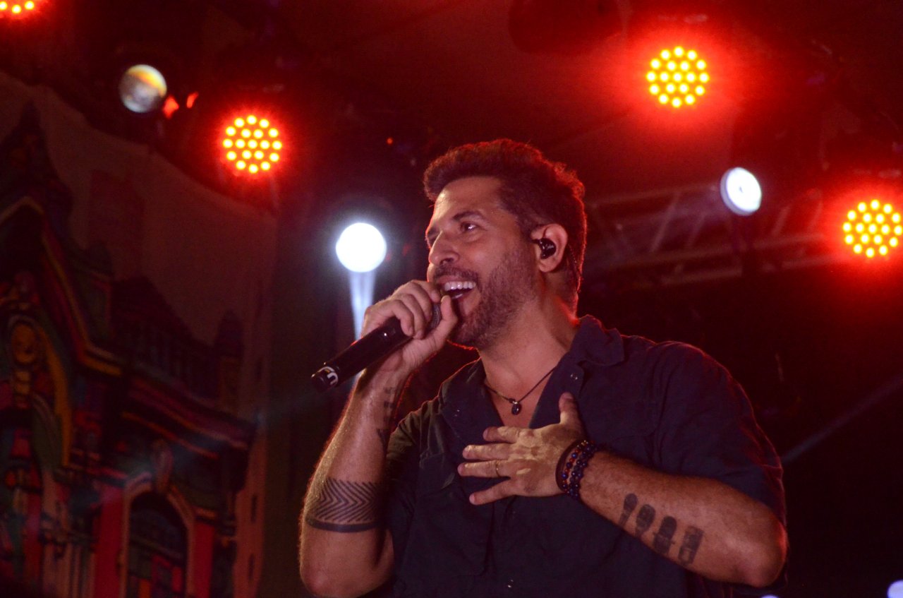 Vocalista Seb� agita o p�blico no CarnaJagu� (Foto Gislaine Mathias)