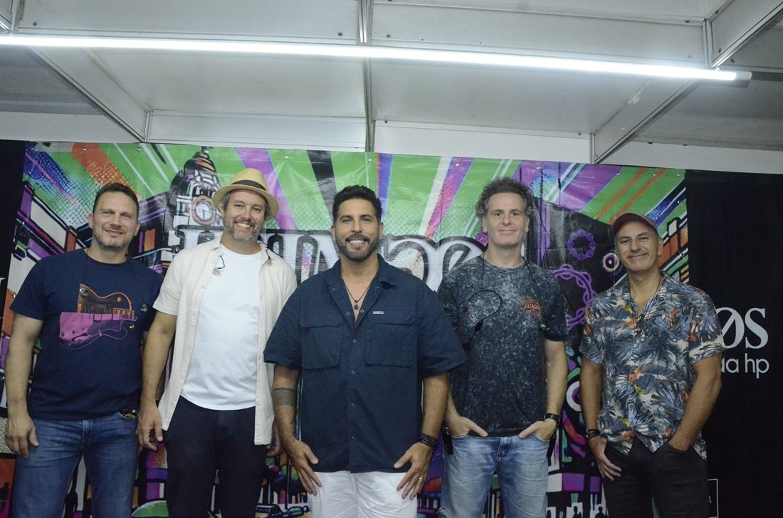 Banda durante entrevista no camarim (Foto Gislaine Mathias) 