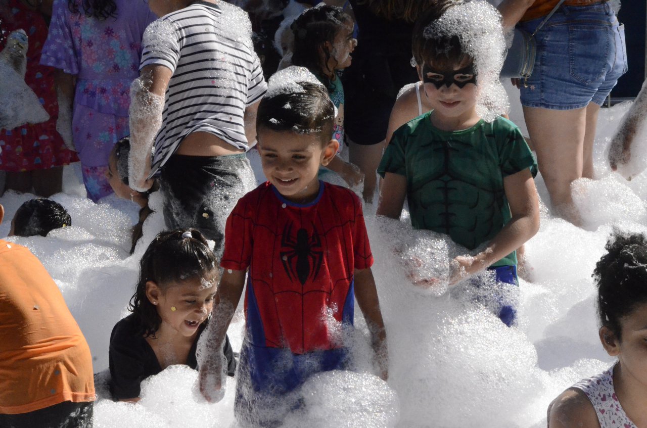 Crian�as se divertem no meio da espuma (Foto Gislaine Mathias)