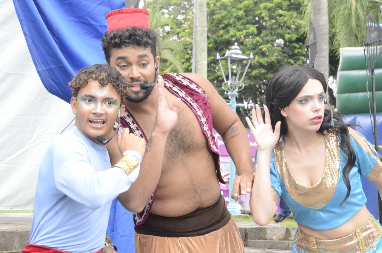 Atores levaram conscientiza��o para crian�as e adultos na Pra�a Umbelina Bueno (Foto Gislaine Mathias)