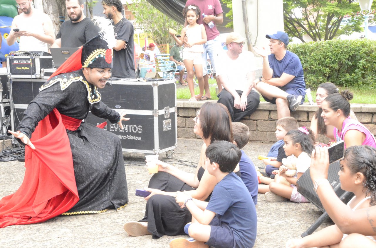 Ator interage com o público (Foto Gislaine Mathias)