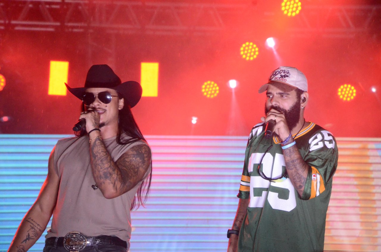 Dupla se apresentou no Carnaval de Jaguari�na e animou o p�blico debaixo de chuva (Foto Gislaine Mathias)