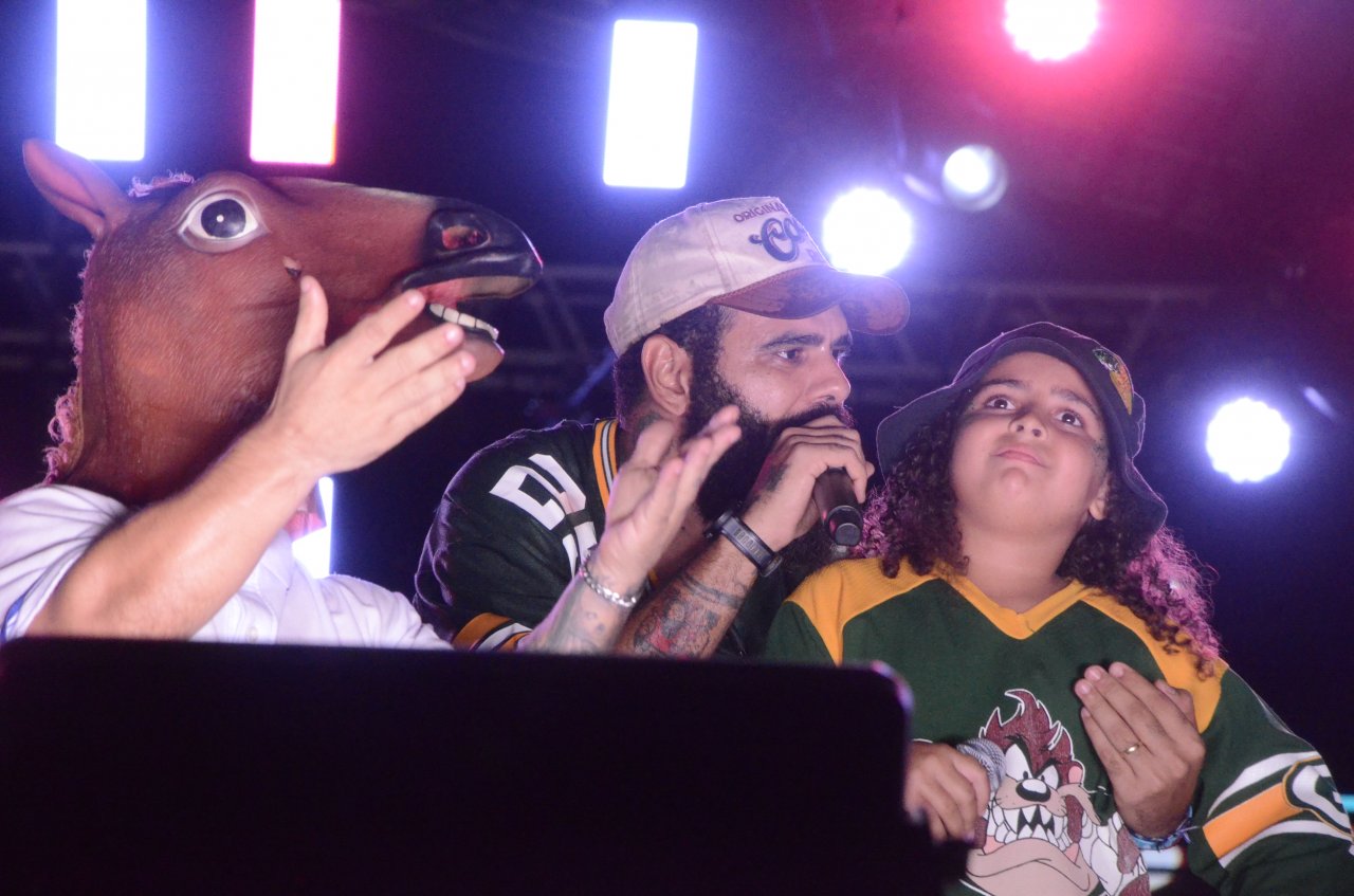 Um momento entre pai e filha durante o show (Foto Gislaine Mathias)