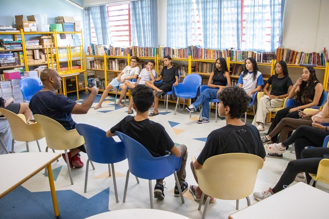 O bate-papo foi realizado com 80 adolescentes, de 13 a 15 anos, matriculados no 9� ano (Foto Diego Monarin)