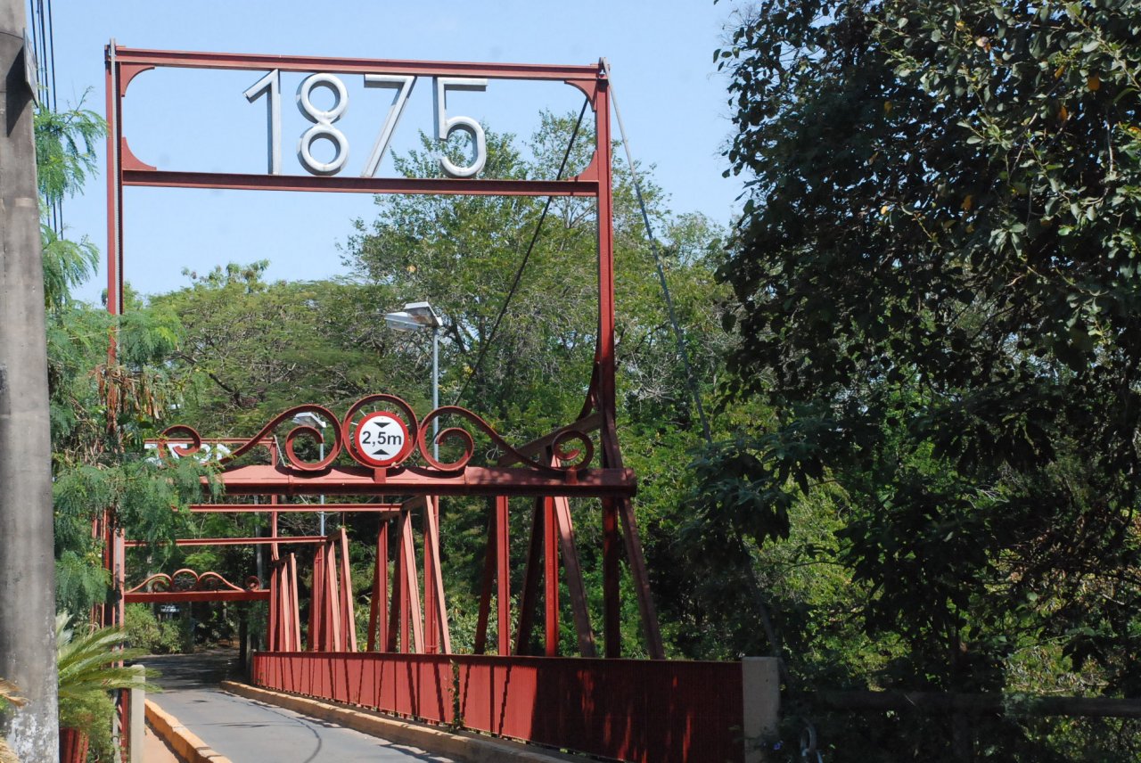 Ponte de 1875 restaurada e com decora��o em trilhos (Foto Gislaine Mathias)