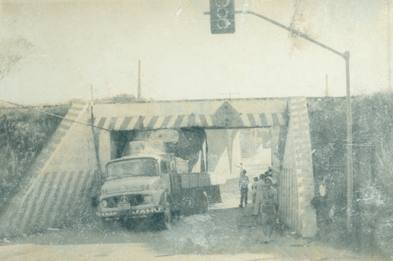 Caminh�o entalado no antigo pontilh�o foi um dos registros fotogr�ficos dos jornais (arquivo de fam�lia)