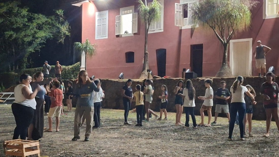 Momento do ensaio da peça na fazenda (Foto Gislaine Mathias)