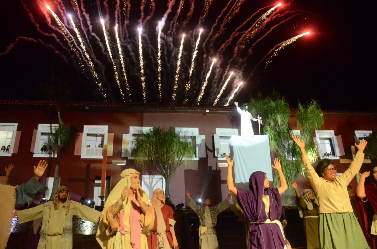 Momento da ressurrei��o na Pe�a A Paix�o de Cristo (Foto Gislaine Mathias)