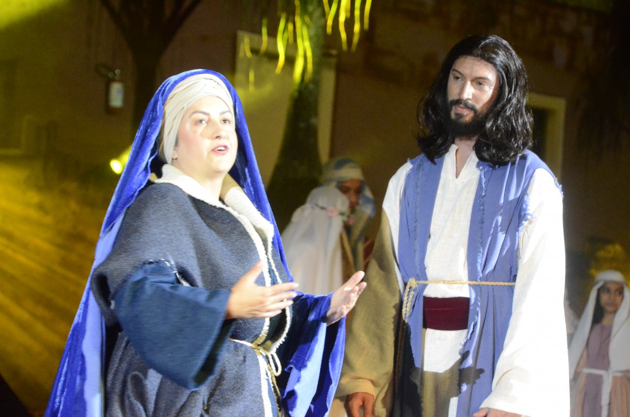 Maria e Jesus durante a encena��o da pe�a A Paix�o de Cristo (Foto Gislaine Mathias)