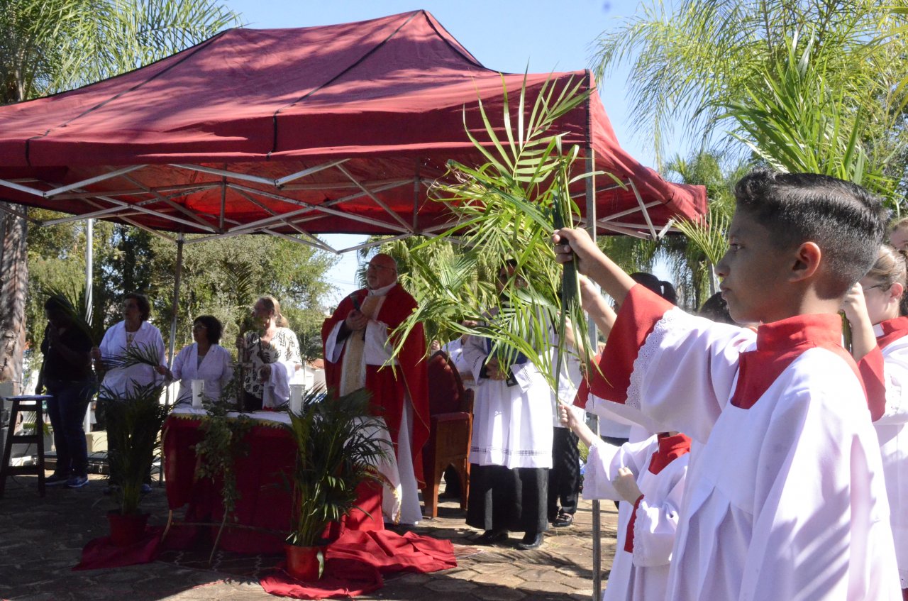 Padre Mi Bernardelli realiza a ben��o dos ramos (Foto Gislaine Mathias)