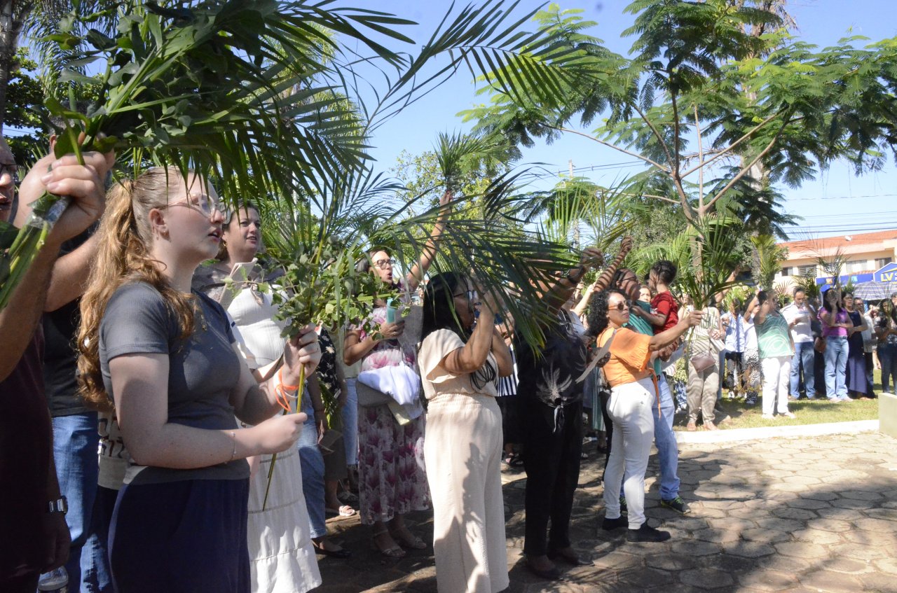 Cat�licos acompanham a ben��o na Pra�a Bras�lia (Foto Gislaine Mathias)