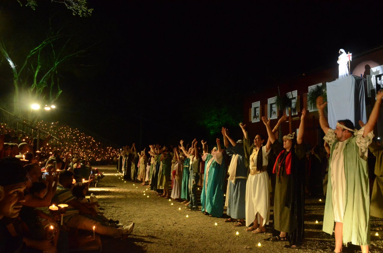 Uma das cenas mais bonitas marca a ressurrei��o de Cristo (Fotos Gislaine Mathias)