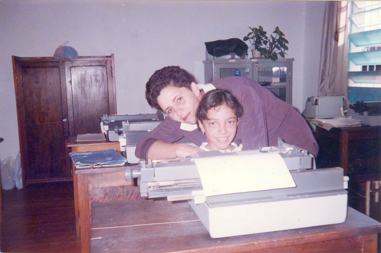 Professora Marlene com a aluna Stefani Scareli durante aula na Escola de Datilografia no Sal�o do Padre (Arquivo pessoal)