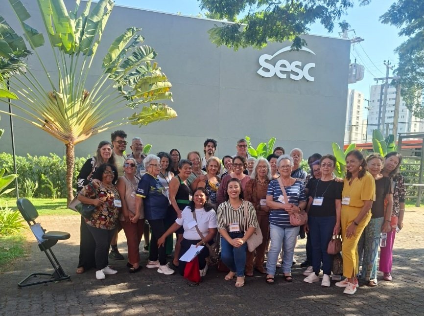 Idosos durante visita ao SESC Campinas na exposi��o O Mundo Atrav�s da Intelig�ncia Artificial (Foto divulga��o)