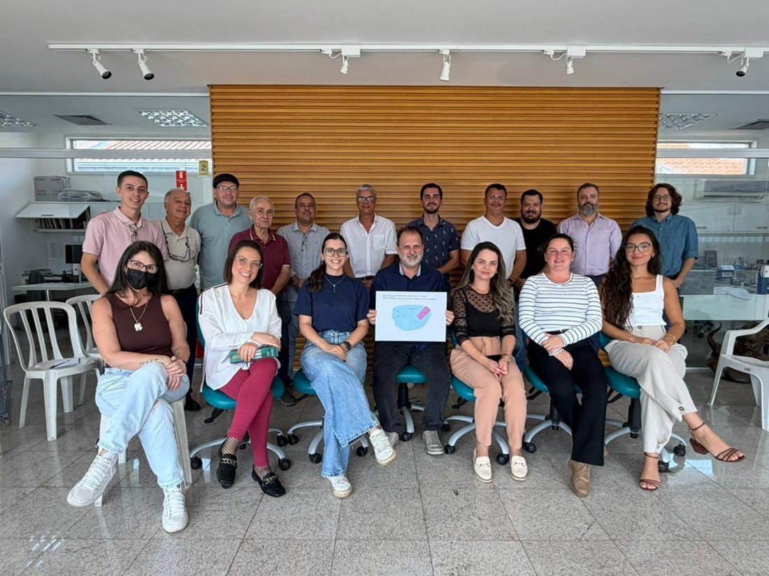 Membros do conselho durante reuni�o extraordin�ria (Foto divulga��o)