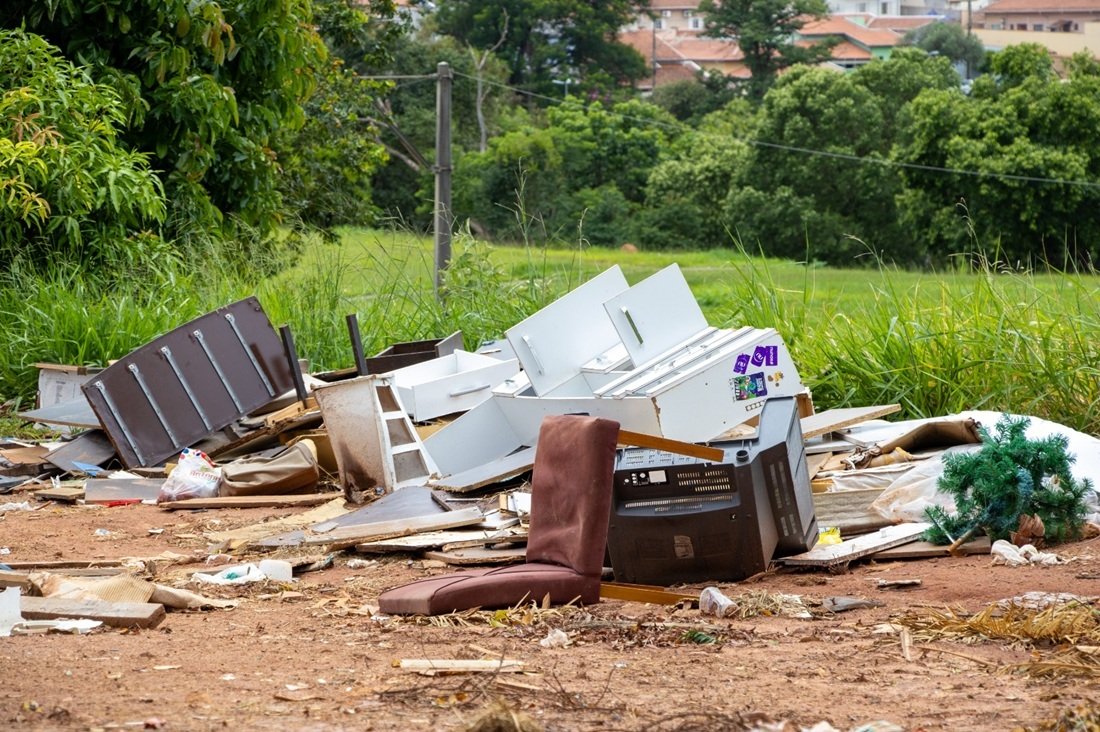Descarte de lixo em local irregular � crime (Foto Thiago Carvalho) 