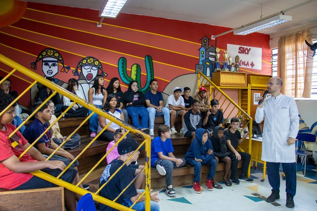 Alunos acompanham as atividades educativas promovidas pela Unidade de Vigil�ncia de Zoonoses do munic�pio (Foto Thiago Carvalho)