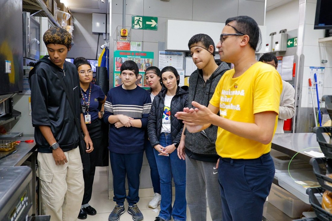 Jovens conhecem funcionamento do McDonald's (Foto divulga��o)