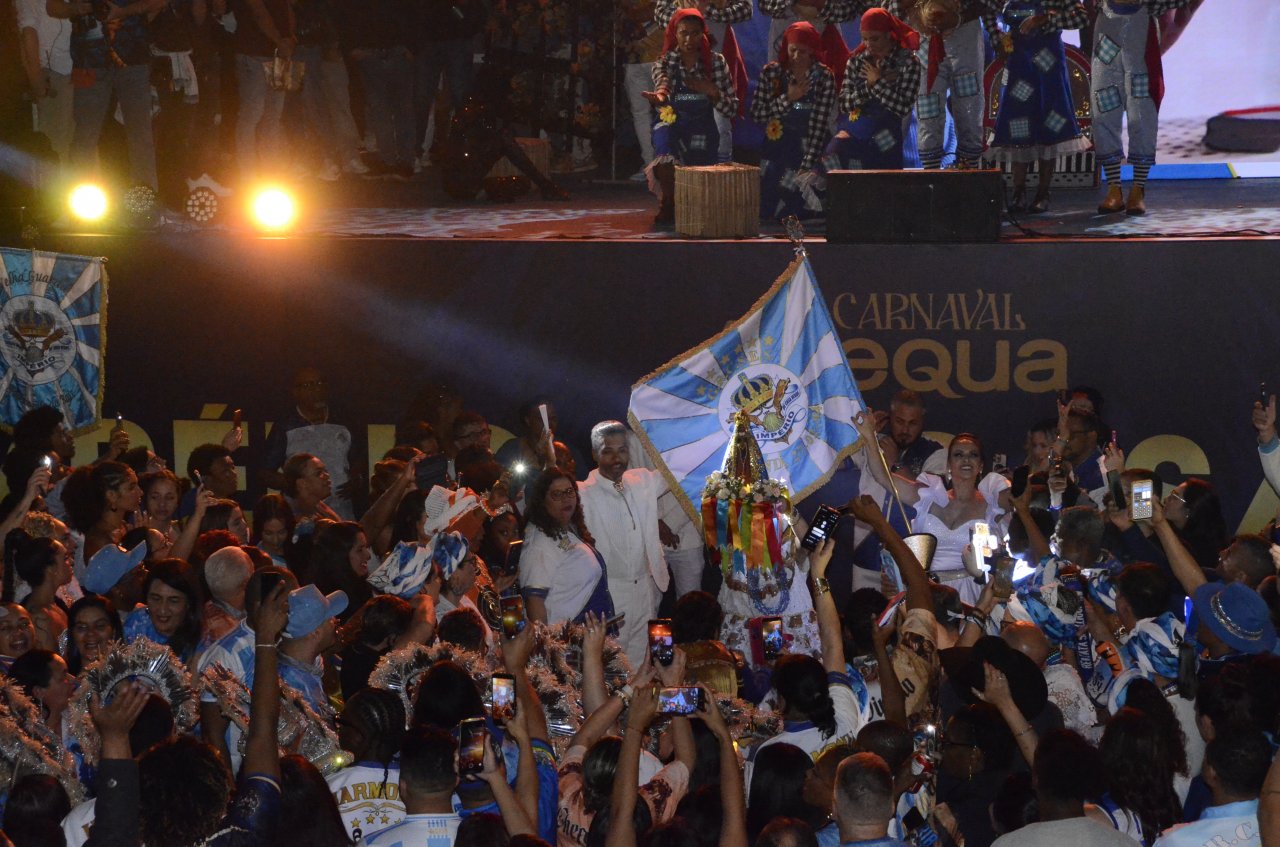 Momento de f� durante a apresenta��o do enredo (Foto Gislaine Mathias)