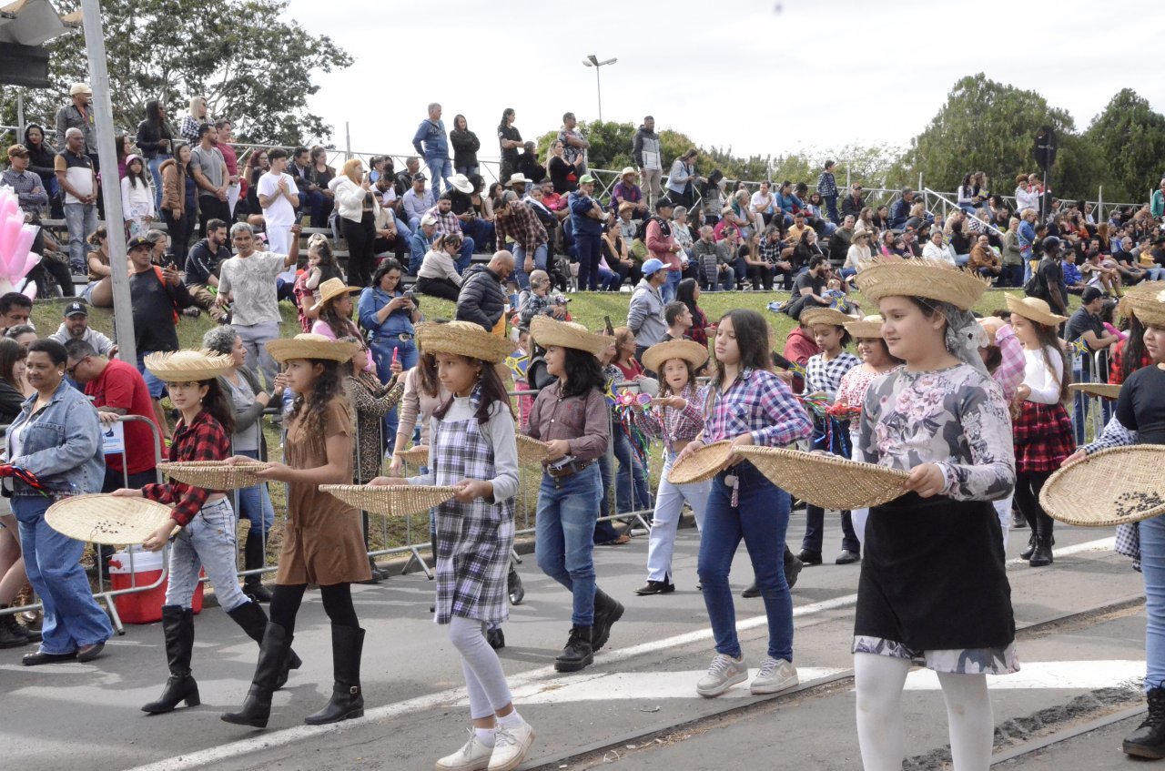 Alunos participam pelo segundo ano consecutivo do desfile (Foto Gislaine Mathias)