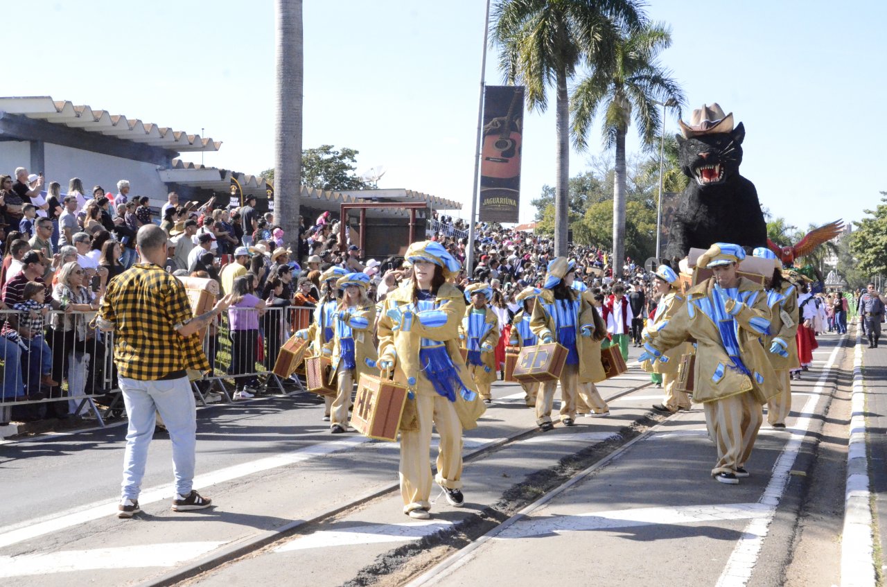 Alunos participaram do abertura do desfile (Fotos Gislaine Mathias)